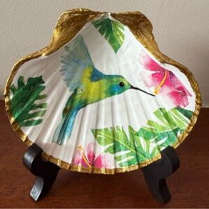Decorative Shell with Hummingbird Design